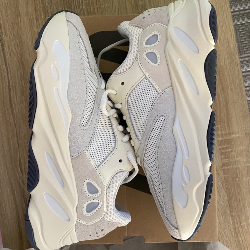 Adidas Yeezy Boost 700 Analog